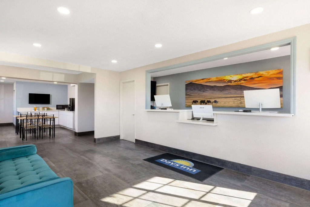 Days-Inn by Wyndham Bakersfield