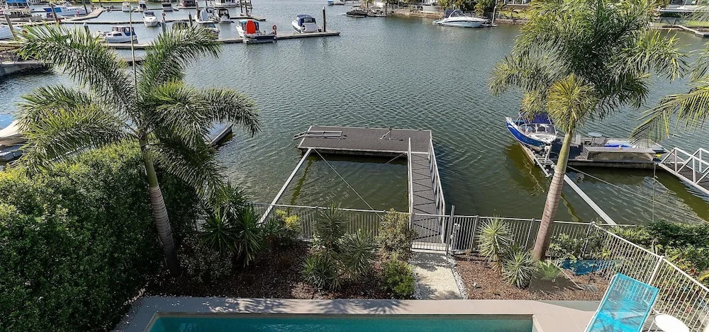Waterfront Wonderland - Luxury Canal Front Villa w Pool
