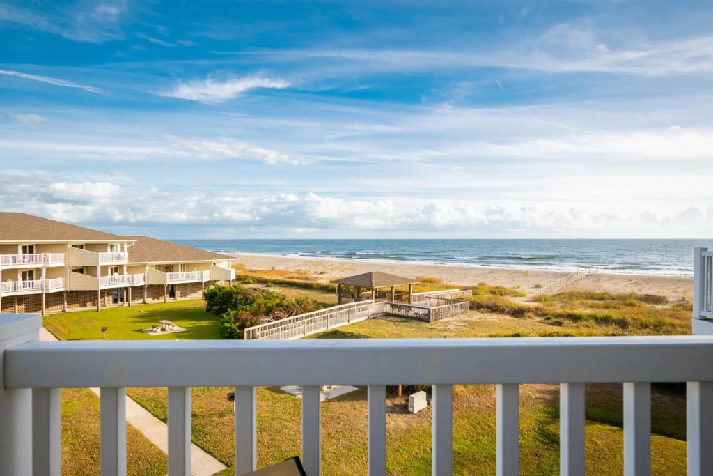 Southern Shores Oak Island Oceanfront with Pool Villa