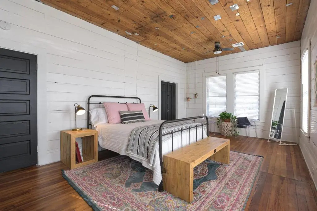 Restored 1930s Uptown Bungalow 2 min to Magnolia Silos