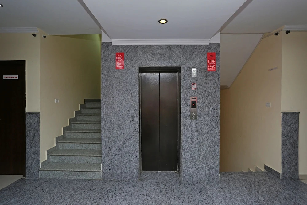 OYO Flagship 238 Noida Sector 72