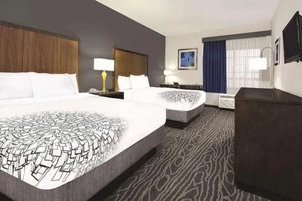 La Quinta Inn & Suites by Wyndham Mercedes Outlet Mall
