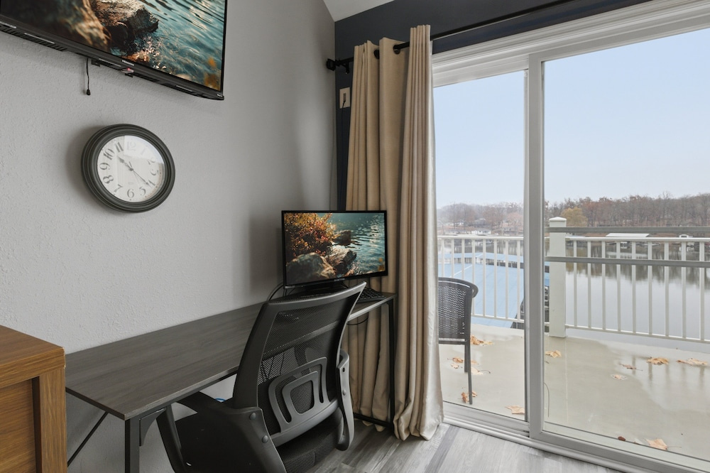 Lake Views & Loft Retreat for Kids w/ 12x30 Slip at Mm11