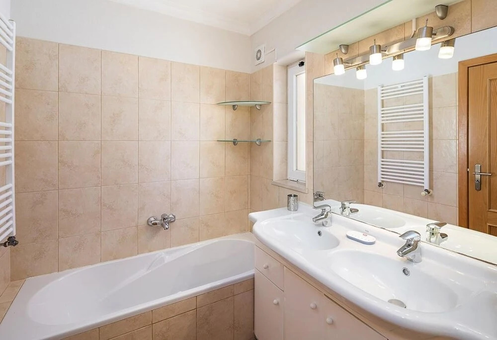 Villa Amarela - free heated pool short walk to centre of Carvoeiro