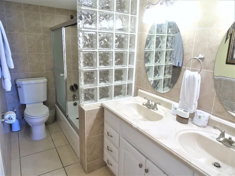 Sunset Royale - 212 2 Bedrooms 2 Bathrooms Apts