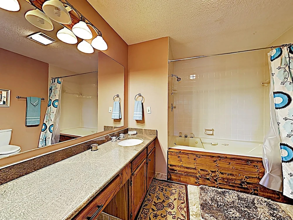 New Listing! Two-unit Rumbling Bald Resort 4 Bedroom Townhouse