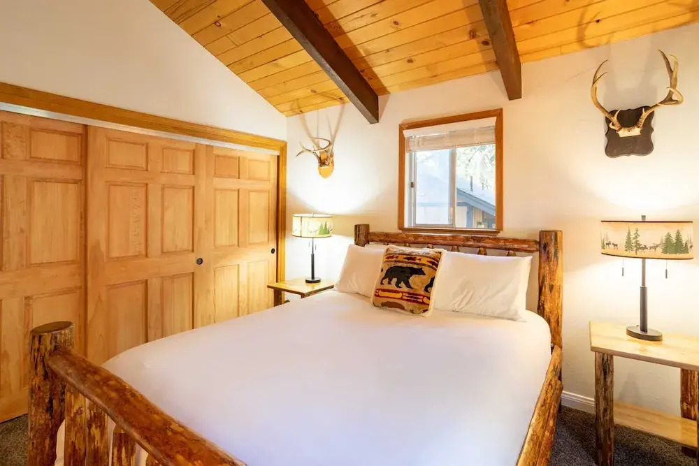 Bears Lair by Avantstay Wood-burning Fireplace + Firepit + Expansive Deck 3 Minutes to Bear Mountain + Big Bear Lake