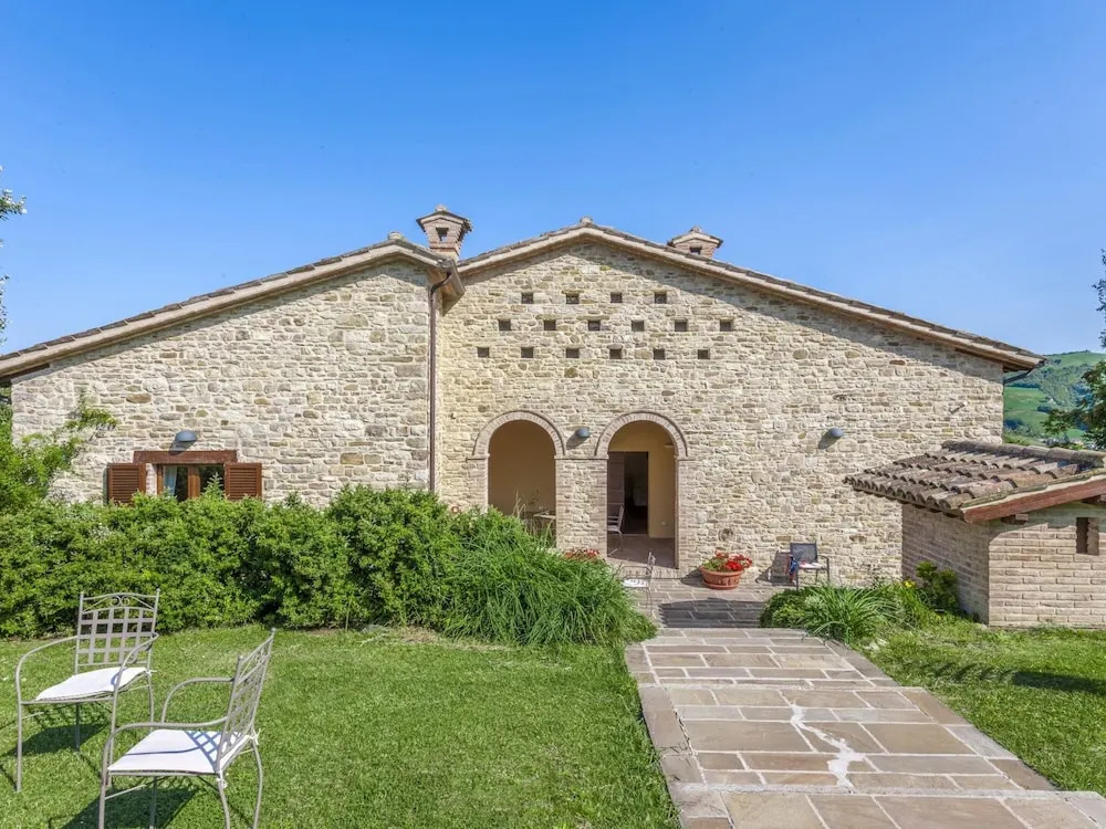 Beautiful Villa in Belforte allIsauro with Swimming Pool