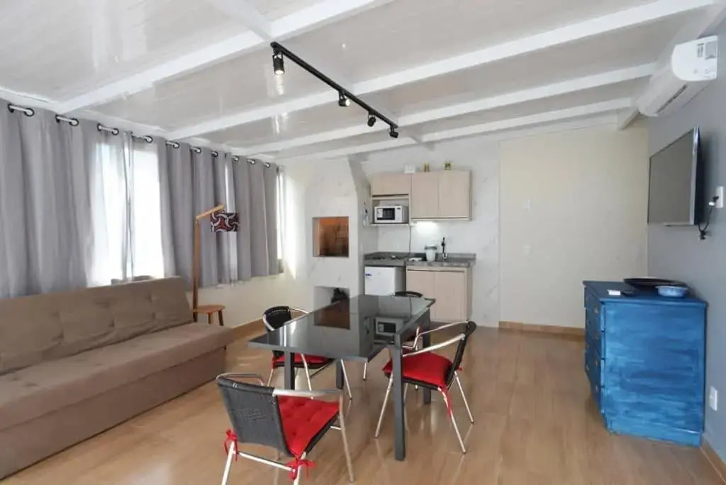 1074 Apartamento de cobertura com linda vista para o mar com 02 dormitórios 01 vaga de garagem na praia do centro de Bombinhas