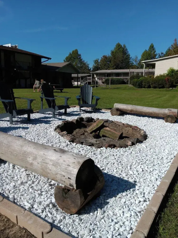 Blue Sky Inn- Complimentary Happy Hour Th-Sun, Veteran owned, Full Breakfast, Best green space, 1 mile from Blue Ridge, Fire Pit
