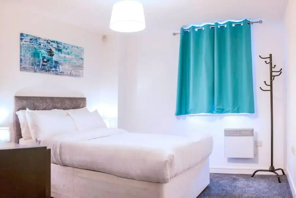 Modern City Centre 2BD Apt W Balcony & Parking