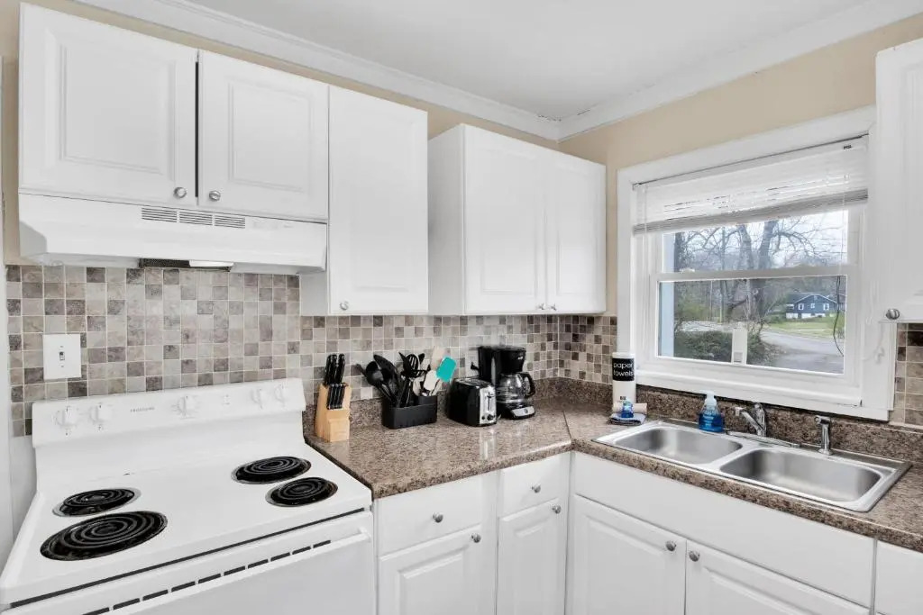 Small 2br East Knox apartment Pet friendly