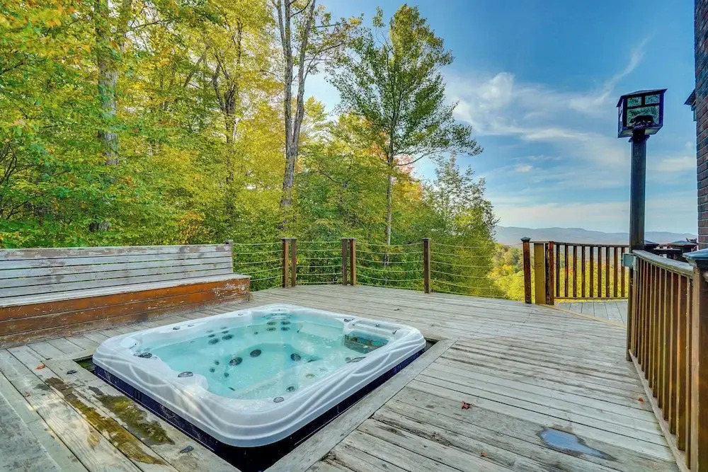 4 Mi to Stratton! Group Getaway w/ Deck & Views