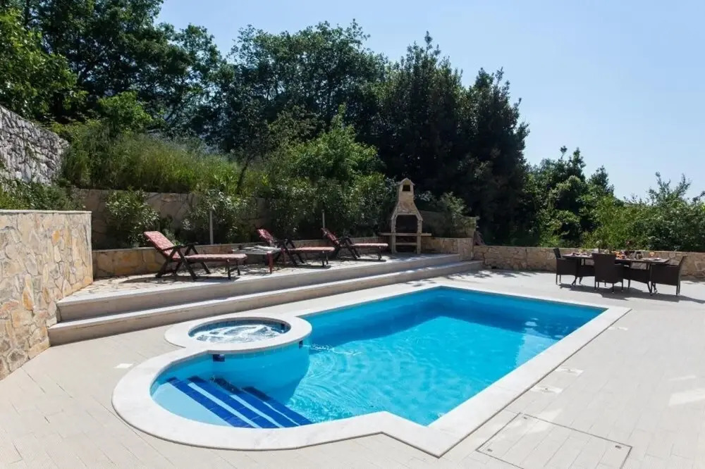 Villa Avoca - Four Bedroom Apartment With Two Balconies and Swimming Pool ID Direct Booker 2124