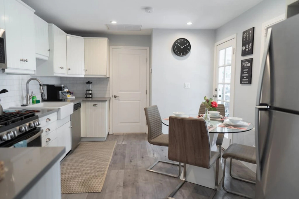 CHARMING UPGRADED 1-BEDROOM HOUSE IN GLENDALE  (p55)