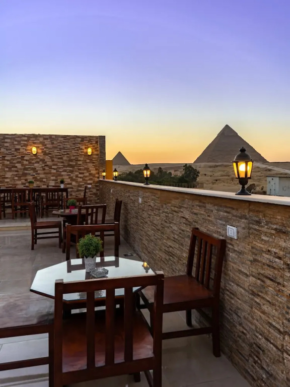 THE HOUSE PYRAMIDS VIEW inn