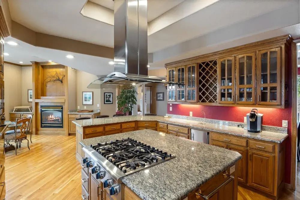 Pet-friendly Home In The Main Channel w/ Breathtaking Sunsets & Lake Views