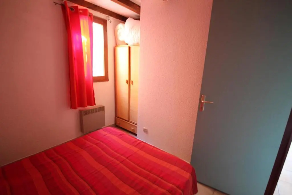 Jolie villa dangle, séjour climatisé, 4 couchages, terrasse parking dans résidence sécurisée avec piscine commune 400m de la mer LRJP11