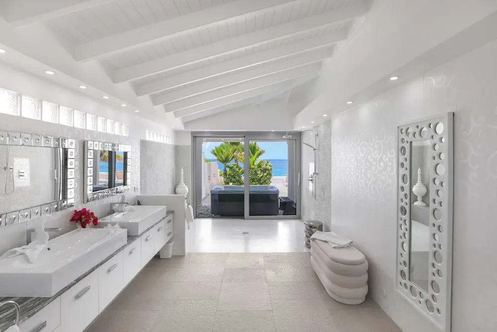La Perla Estate - 7 BR Luxury Beachfront Villa with utmost privacy