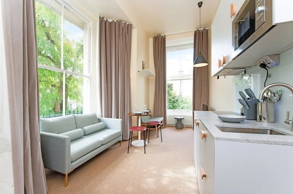 Spacious Studio Suite Near Regents Park