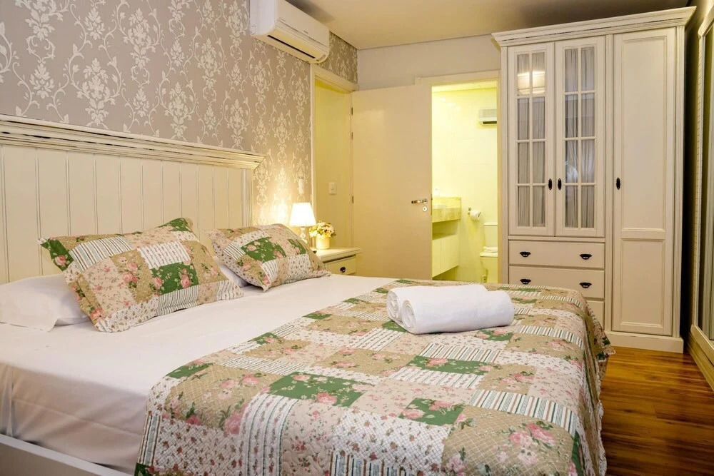 Apartamento Amplo e Muito bem Decorado na rua da Aldeia do Papai Noel