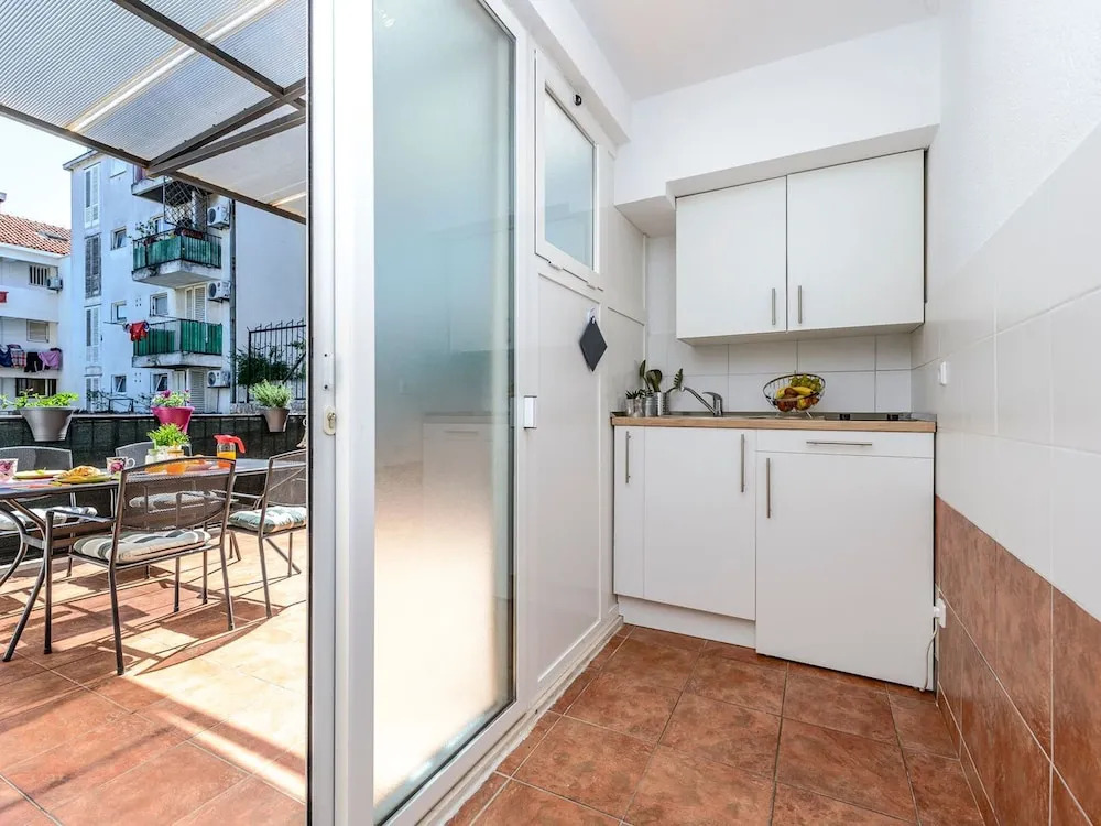 Spacious 1st Floor Apartment With Private Fenced Terrace, Wi-fi and Parking