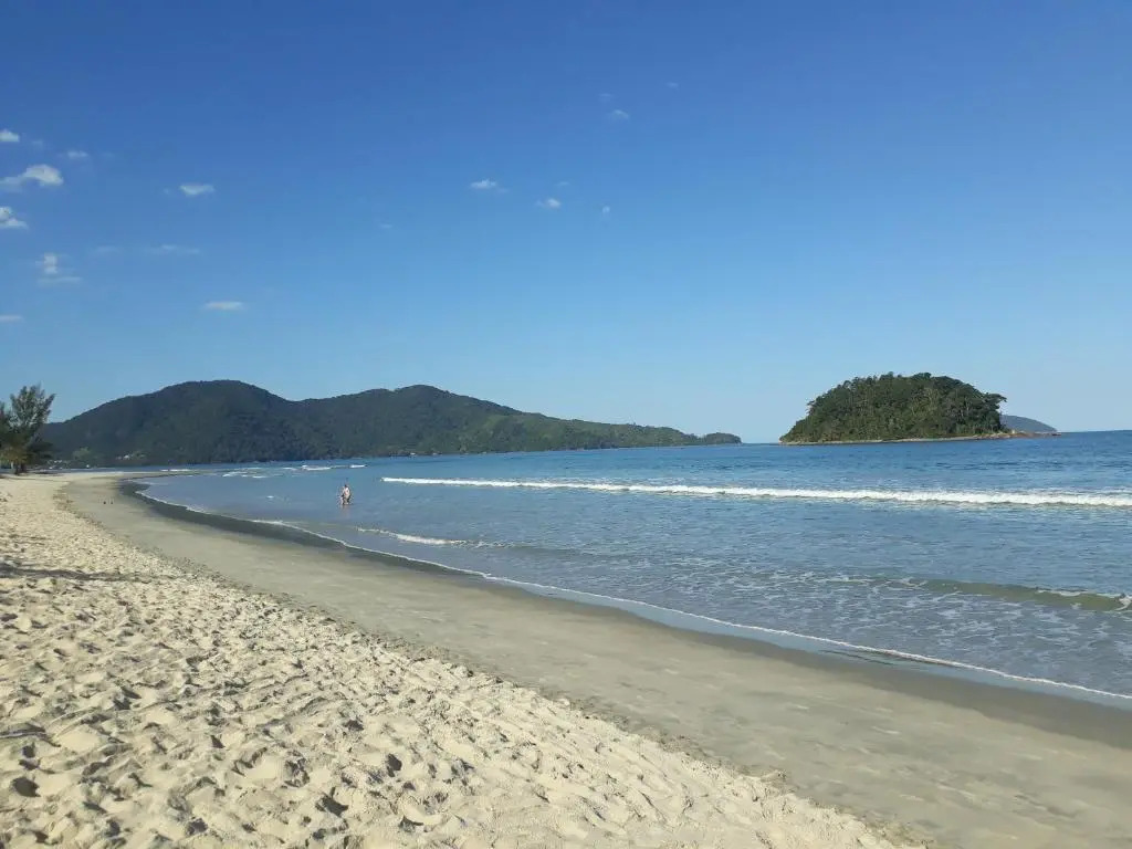 Casas em Condomínio próximo da praia com 2 dormitórios, churrasqueira e 3 vagas de garagem