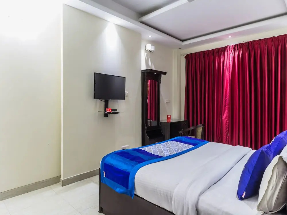 OYO 6796 Retreat Suites Inn
