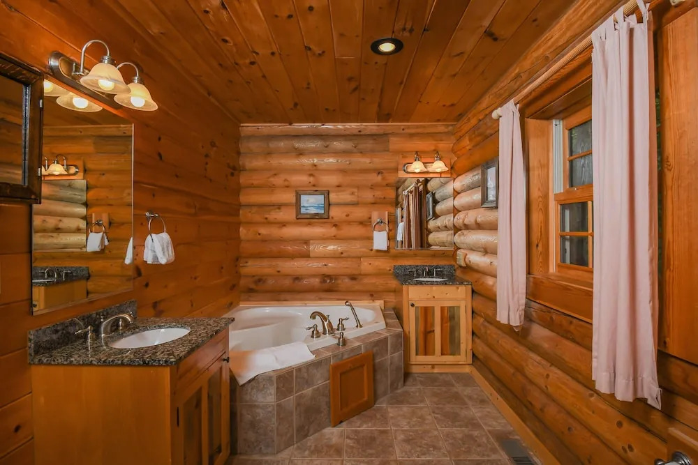 Old Bruin's Den 4 Bedroom House