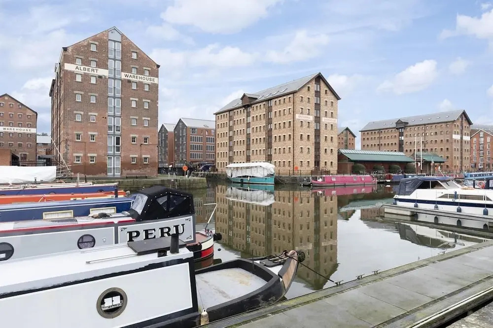 Elliot Oliver - Loft Style 2 Bedroom Apartment With Parking In The Docks