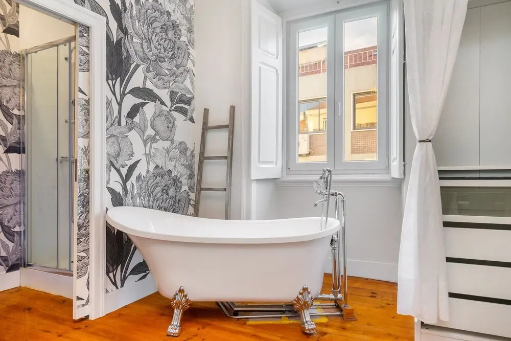Luxurious Art Deco 3 Br