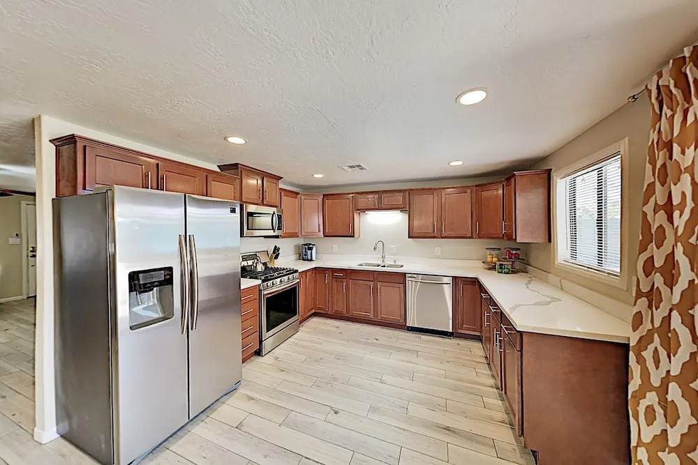 Family Friendly W/ Heated Pool & Waterslide 4 Bedroom Home