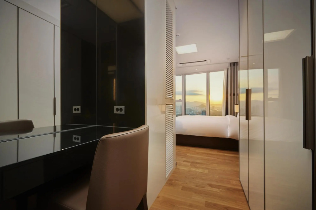 Ocean L Suite  (Beach View with 3 Bedrooms)