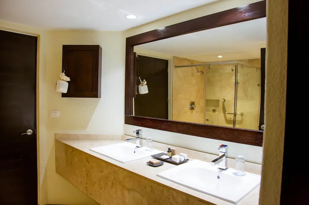 Spacious One Bedroom Suites With Kitchen, Bay Views & Access to Outdoor Pools