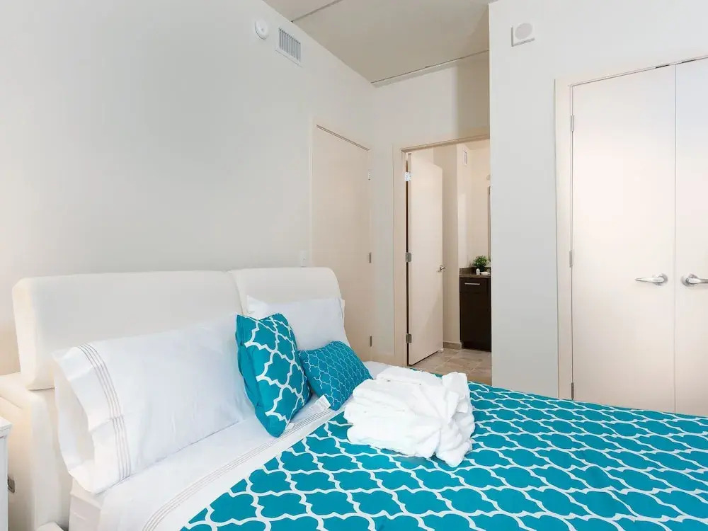 2 Bedroom Furnished Apartment Near Rittenhouse Apts by RedAwning