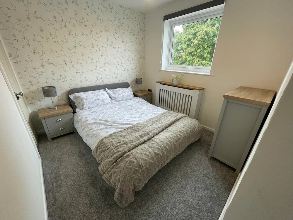 Leominster 3 Bedroom House, Parking Garden Private