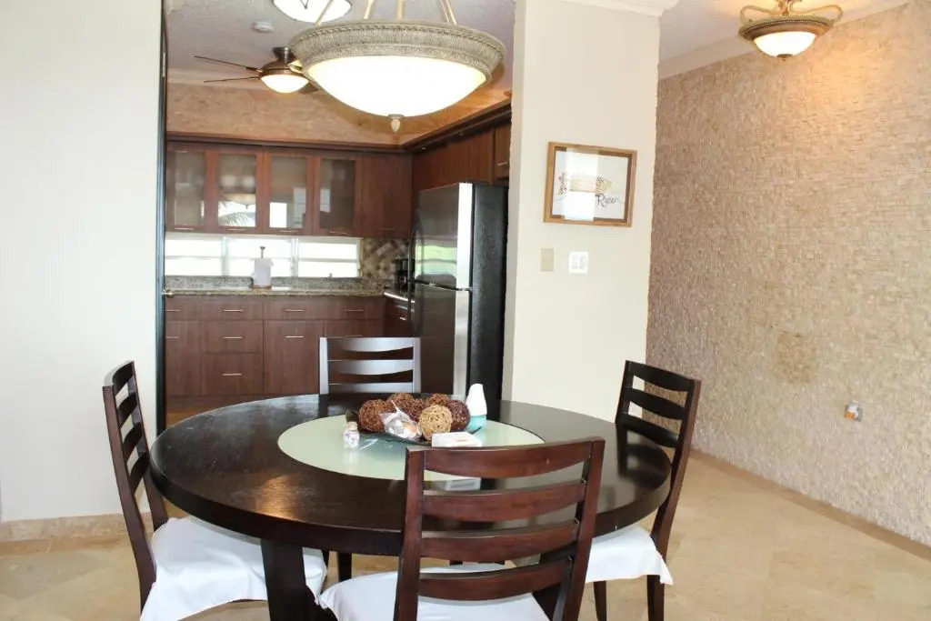 Beachfront 2 bdr apt with beautiful views