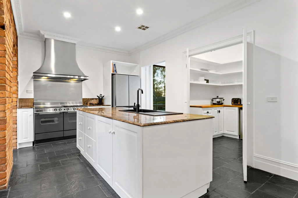 Tranquil Estate With Pool Heated Spa Gardens