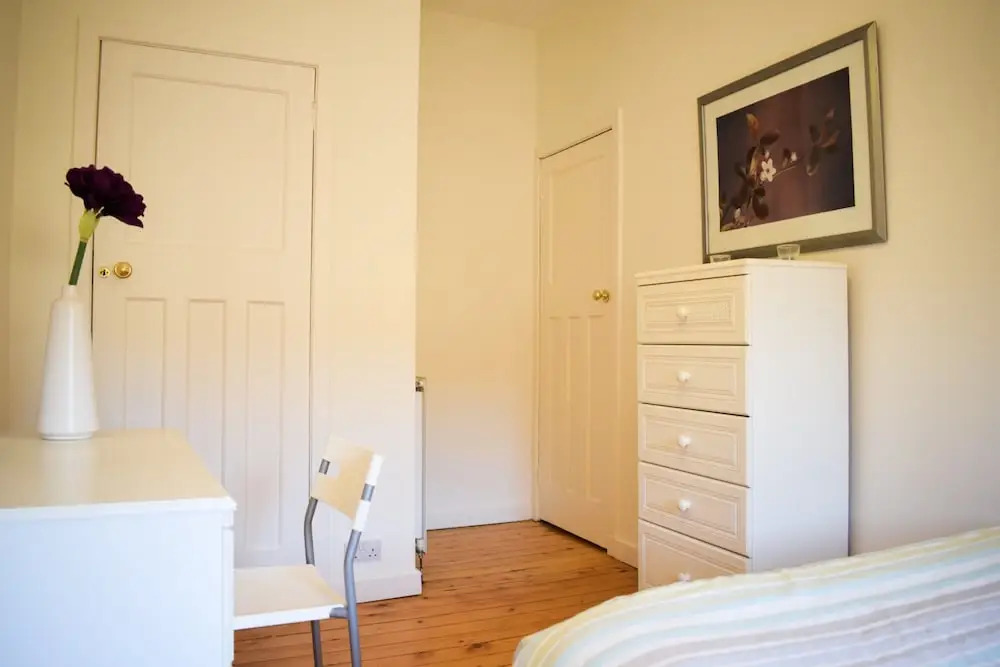 Spacious 3 Bedroom Apartment in Edinburgh