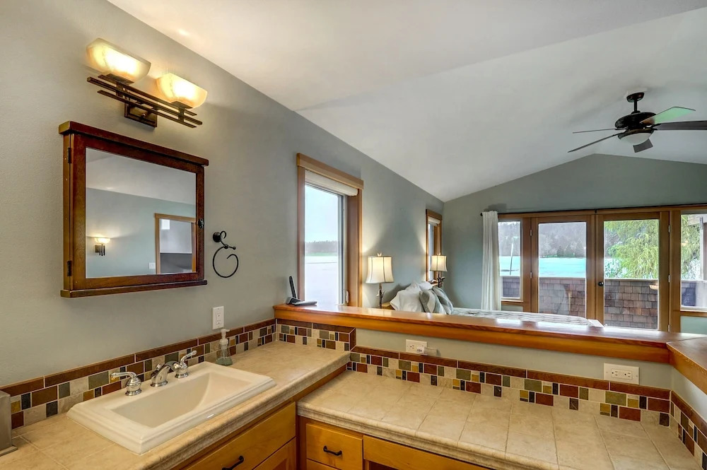 5166 Bayview Rd Home - 4 Br home by RedAwning