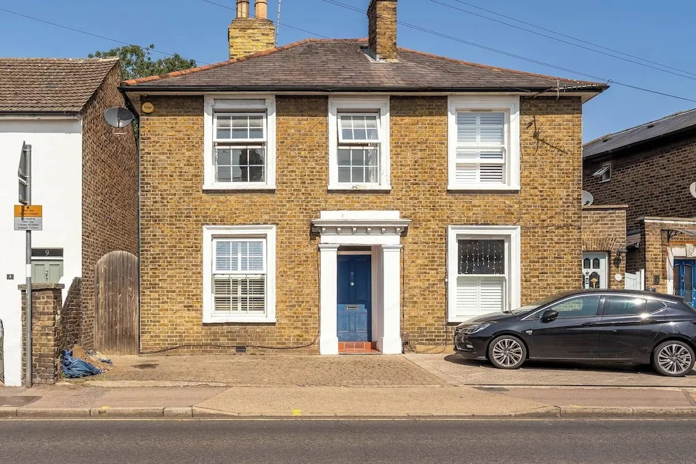 Elegant 3BR Victorian Retreat, Free Parking
