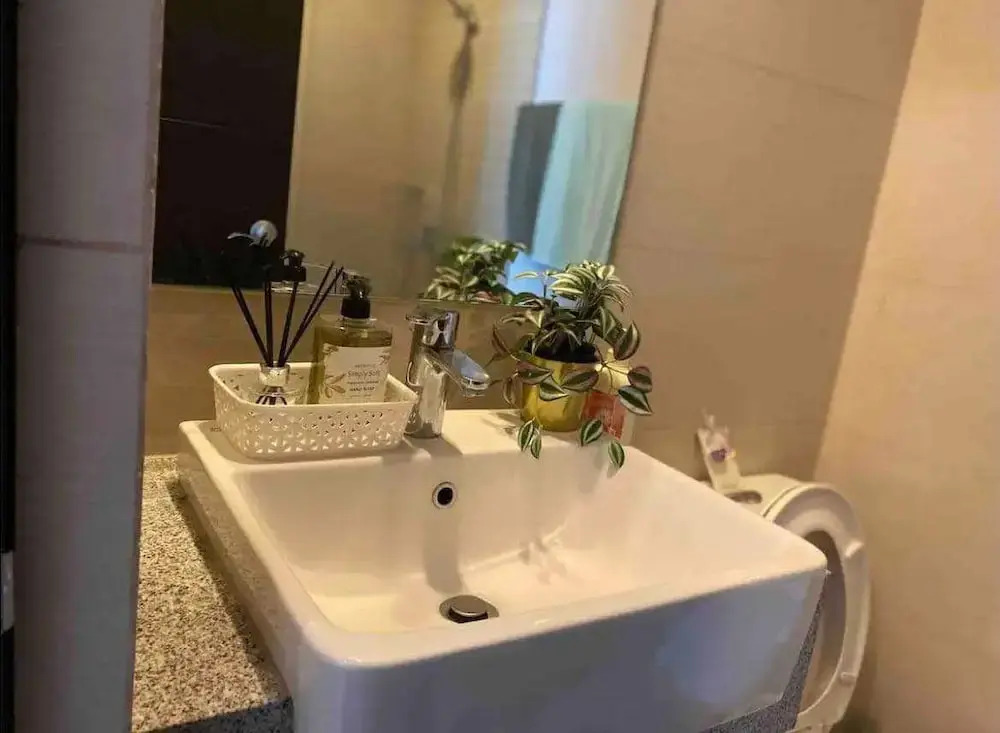 Uptown Parksuites Apartments Tower 2 BGC by PH Staycation