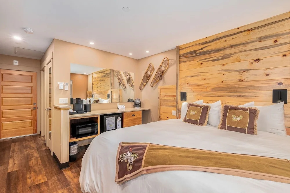 Solitude Gem Lake 203 - Estes Park 1 Bedroom Studio by RedAwning