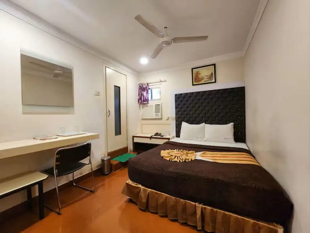 ZO Rooms Esplanade SN Banerjee Road