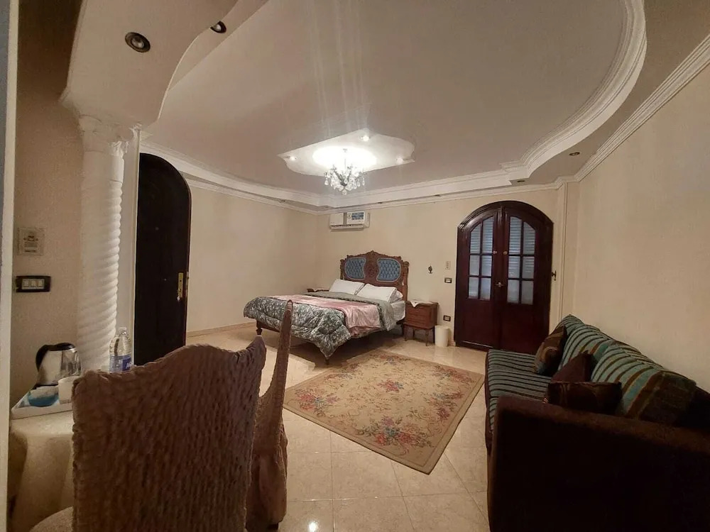 Queen of the pyramids hotel