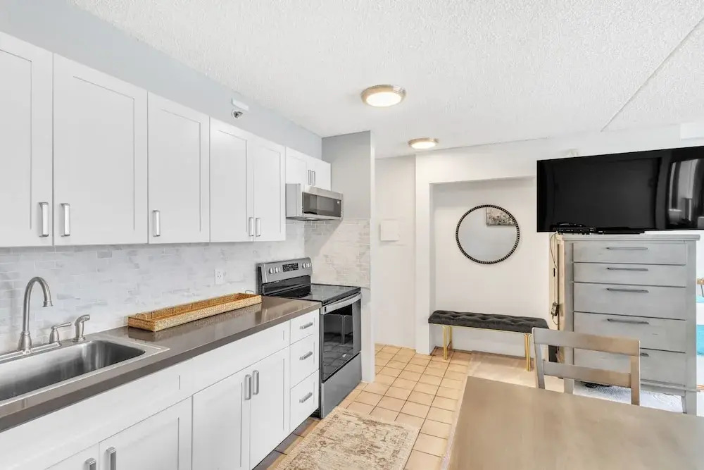 Renovated Waikiki Banyan Condo w/ Pool View, Free parking