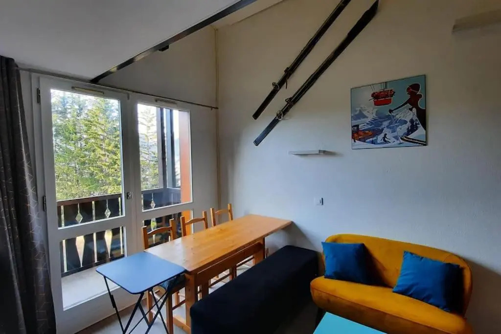 Nice appartment for 6 to 8 people ski in and out in Courchevel