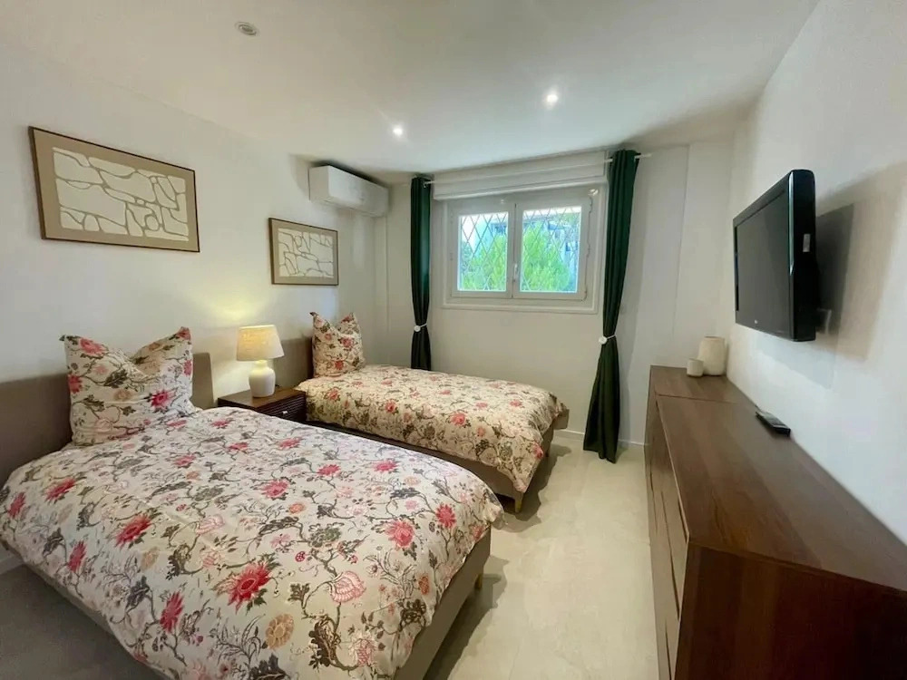 Spacious Group Stay in Antibes