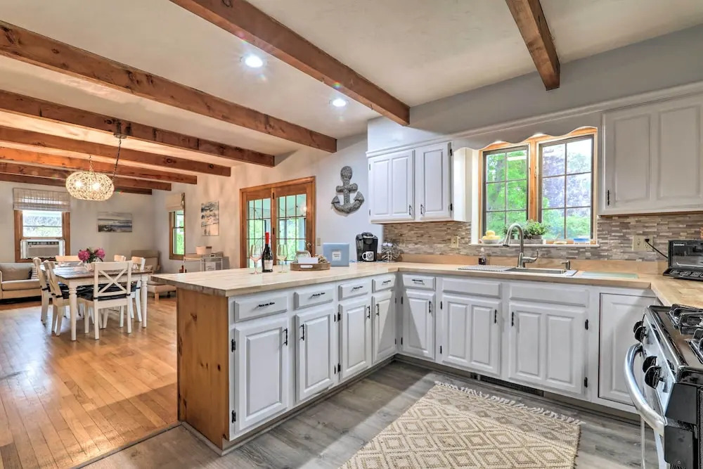 Walk to Main Street: Cozy Cottage in Hyannis