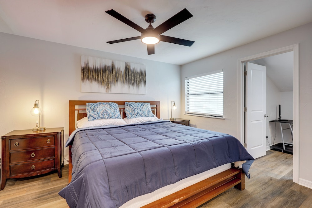 Chic Townhouse w/ Hot Tub, 4 Mi to Atlantic Beach!